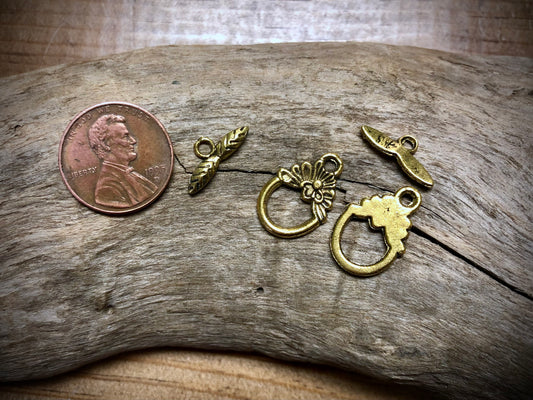 Floral Toggle Set - Gold Tone